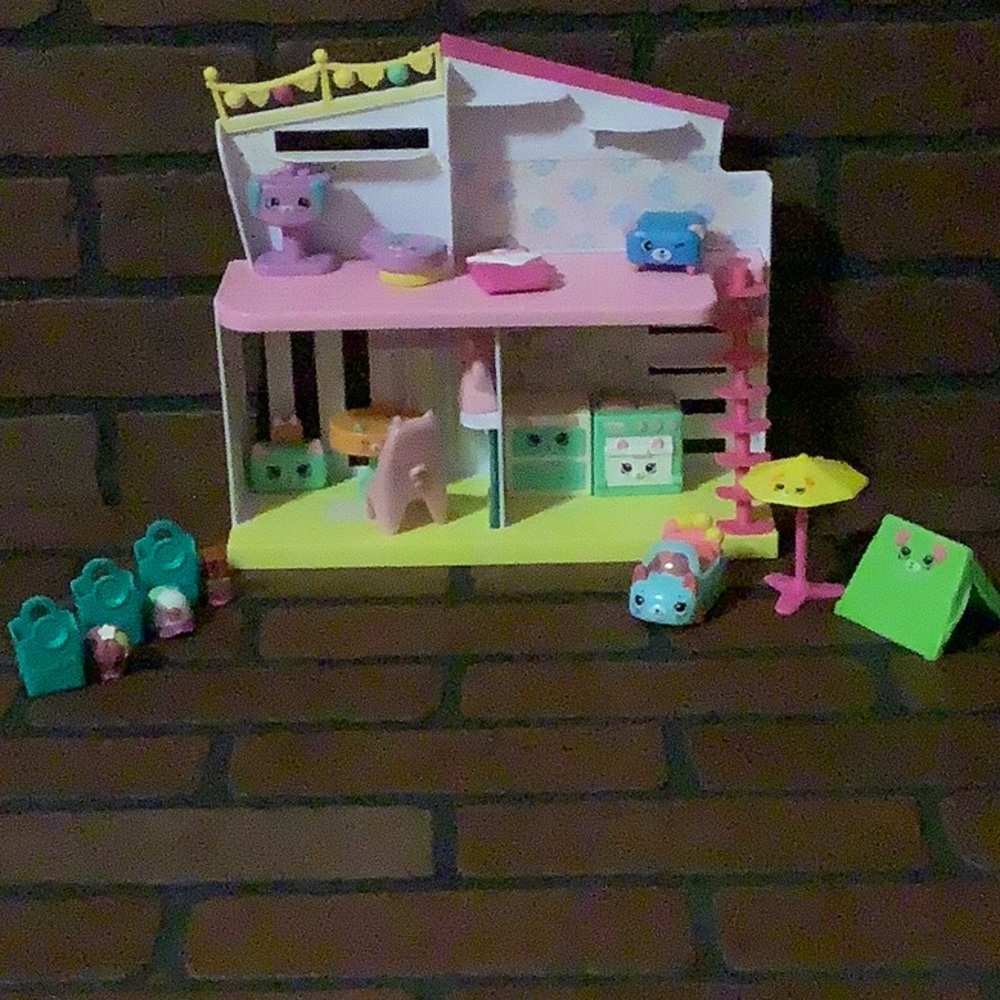 Shopkin house with furniture and shopkins.